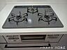 キッチン：複数のお料理を同時に進行できる3口ガスコンロ。グリル機能も備えており、日々の献立のレパートリーがさらに広がります。