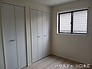 木目調のフローリングが温かみを感じさせるプライベート空間。建具の色調も統一され、お好みのインテリアが美しく映えます。