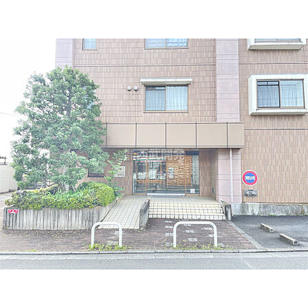落ち着いた佇まいのエントランスです