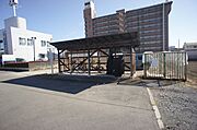 敷地内に屋根付きサイクルポートとゴミ置き場があります