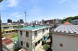 3階最上階。周囲に高い建物がない立地だからこそ、空の広がりと光を感じられます。