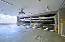 敷地内に設けられた立体機械式の駐車場。建物に近い動線で、雨の日でも濡れにくく、乗降がスムーズです。