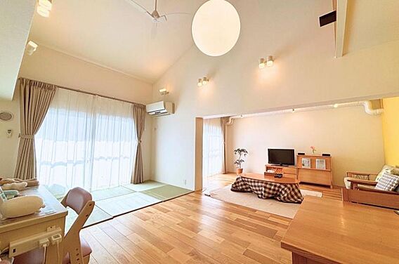 天井が高く、ゆ...