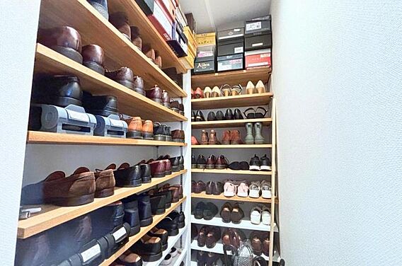天井まで棚を設...