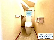 奥にトイレ用品が収納できる空間があります