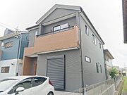 外壁は落ち着いたトーンにアクセントのブラウンがおしゃれ！