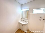 鏡の裏面は、収納スペース◎シェーバーやメイク道具もしっかり片付きます