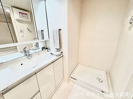 朝の身支度もスムーズにこなせる清潔感のある洗面化粧台