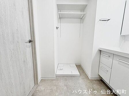 洗濯機置き場には、上部に棚を設置しました+*