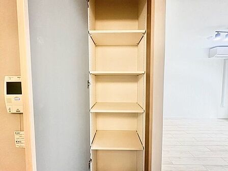生活感の出やすいストック類を隠して収納できる収納棚