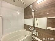 木目調で落ち着きのある浴室