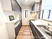 リビングを見渡せる人気の対面キッチン♪背面には大容量の収納を備えすっきり整理できます