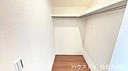 衣類や季節物など、家族みんなの荷物をまとめて収納できるWIC♪