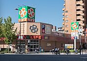 ライフ 塩草店（268m）