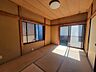 和室：２面採光で明るく風通しの良い和室・掃き出し窓から庭へ出入り出来ます。