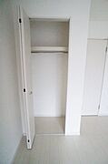 仕切りがなく、丈の長いお洋服も収納できます。