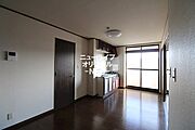 ダイニングテーブルも置ける広さがあります。