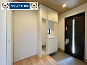 玄関横にクローゼットが付いております