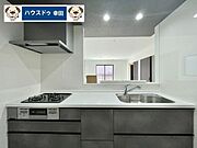 カウンターキッチンなので、リビングの様子を見ながら作業をすることが出来ます。