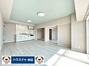 広々20.6帖の洋室南向きで日当たり・通風良好です