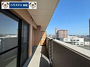 広々南向きバルコニーでお洗濯ものがよく乾きます。