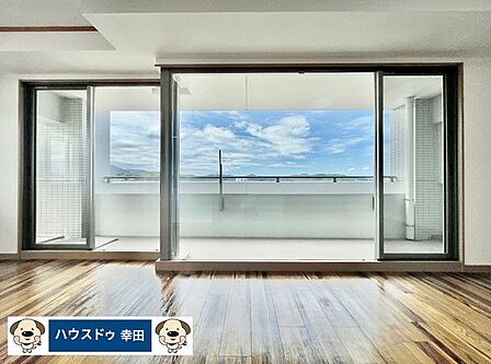 大きな窓から見える眺望は自然溢れ、落ち着く眺めです。
