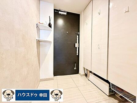 玄関には備え付けでシューズクローゼット＋収納。ご家族様の物をしっかり収納。