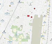 現地周辺地図。駅や商業施設がそろい、生活しやすいエリア