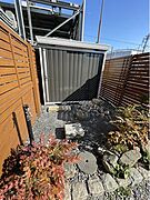 玄関前には大容量の倉庫を設置。アウトドア用品や季節物の収納に便利で、住空間をすっきり保てます。