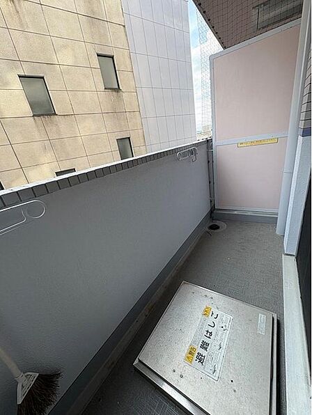 西向きバルコニー。8階部分ならではの開放感があり、外気を感じながら過ごせるスペースとして活用できます。