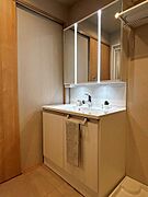 使い勝手の良い鏡裏収納付３面鏡型の独立洗面化粧台！ご家族そろって身支度可能なゆとりの洗面スペースで、朝の身支度もスムーズに♪
