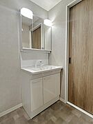 使い勝手の良い鏡裏収納付３面鏡型の独立洗面化粧台！ご家族そろって身支度可能なゆとりの洗面スペースで、朝の身支度もスムーズに♪