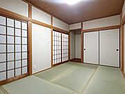 【7.5帖】落ち着きある和室は、畳の香りに包まれたくつろぎ空間。昼寝や趣味、客間としても使え、家族みんなが心地よく過ごせます。