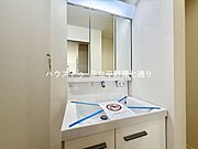三面鏡付き洗面台で収納力充実。身支度がスムーズにできる使いやすい設計です。
