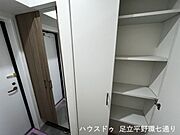 玄関には可動棚付き収納と姿見を設置。靴や日用品を整理しやすく、お出かけ前の身だしなみ確認にも便利です。