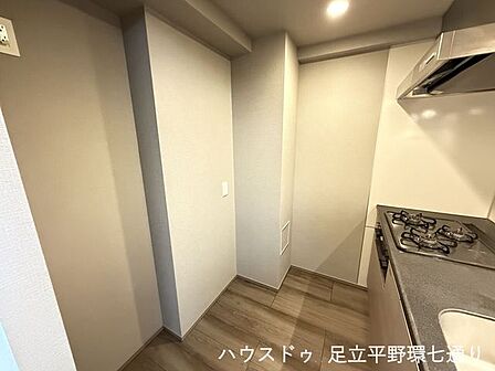 キッチン横にゆとりあるスペースを確保。冷蔵庫や収納棚の設置がしやすく、使い勝手の良いレイアウトです。
