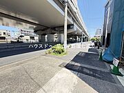 周辺は見通しの良い街並みが広がり、開放感のあるロケーション。日々の暮らしを快適にサポートする住環境です。