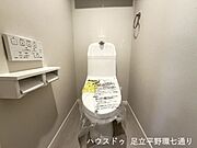温水洗浄便座付きトイレ。上部収納付きでトイレットペーパーや掃除用品をすっきりしまえ、空間を有効活用できます。