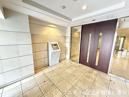 オートロック付きエントランスで防犯面にも配慮。安心感のある暮らしをサポートするマンションです。