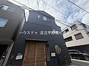 角地ならではの開放感があり、風通しも良好な立地が魅力です。
