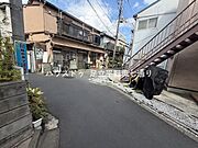 周辺は戸建や低層住宅が立ち並ぶ閑静な住宅街。静かで落ち着いた暮らしが叶います。