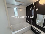 落ち着いたデザインの浴室は一日の疲れを癒す空間。窓付きで換気も良好です。
