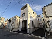 縦のラインが美しいスタイリッシュな外観。ビルトインガレージ付きで雨の日も快適です。