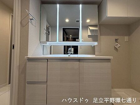 三面鏡付き洗面化粧台。収納力もあり、朝の身支度もスムーズに行えます。