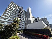大規模マンションならではのゆとりある敷地と整備された植栽。開放感と住環境の良さが魅力です。