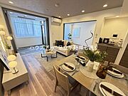 ゆとりあるリビングダイニングは家具配置もしやすく、家族団らんの時間を心地よく過ごせる落ち着いた空間です。
