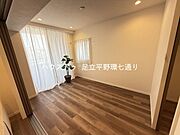 シンプルで使い勝手の良い洋室は、寝室や子ども部屋、ワークスペースなど多用途に対応可能な便利なお部屋です。