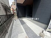 駐車スペースあり。玄関前で車の出し入れがしやすく、日常の移動にも配慮された設計です。