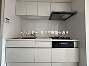 三口コンロ付きシステムキッチンでお料理も快適。作業スペースも確保されています。