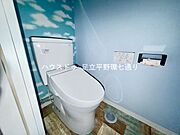 温水洗浄便座付きトイレを採用。爽やかなアクセントクロスが空間を彩り、気持ちよくお使いいただけます。
